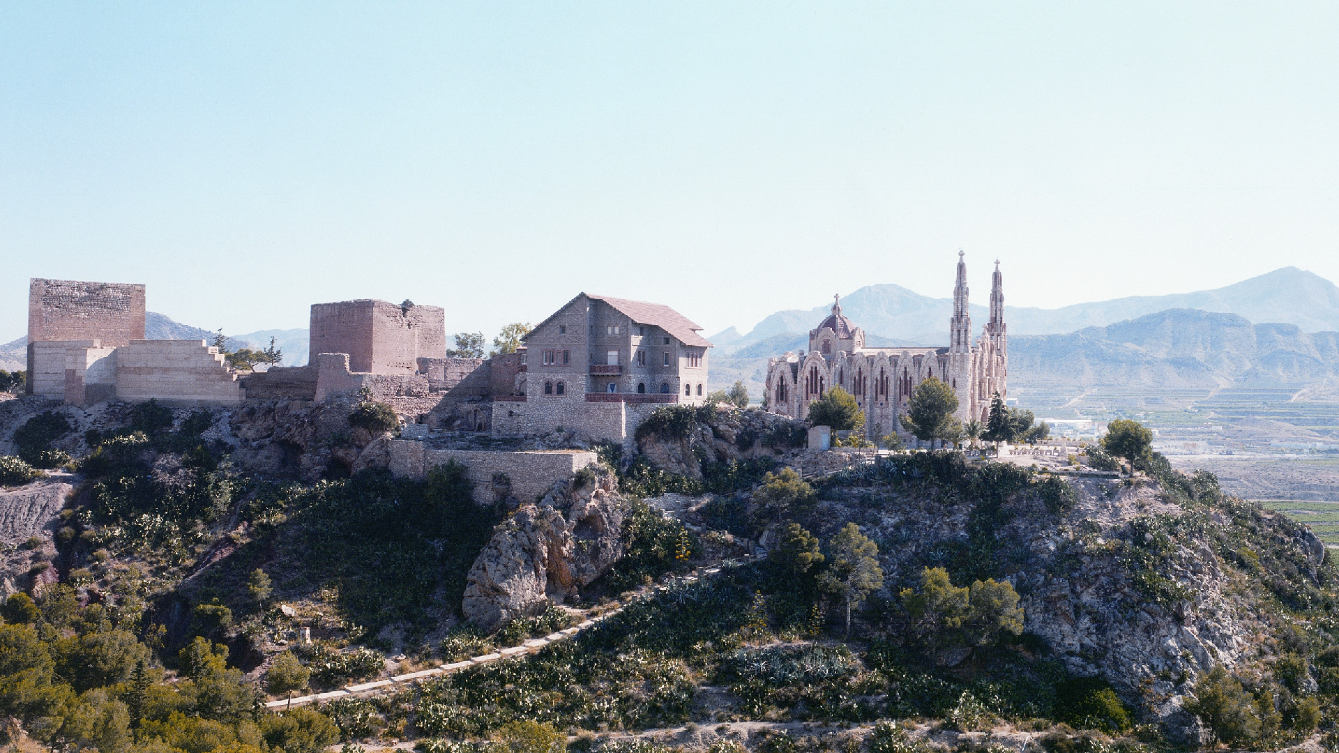 Castillo y Santuario de la Mola en Novelda patrimonio cultural y natural. Pide tu taxi más cerca en los lugares más cercanos como novelda, alicante, elche, aspe, hondón de las nieves, monforte, monovar, petrer. Disfruta del servicio de taxi local o near me. Llama para saber el precio taxi novelda alicante